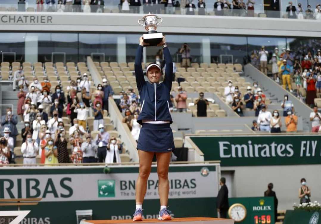 Barbora Krejcikova cu trofeul de campioană de la Roland Garros 2021FOTO: EPA