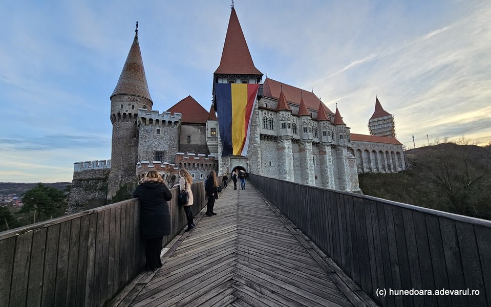Tricolor imens arborat pe Castelul Corvinilor din Hunedoara. Cum au fost întâmpinați vizitatorii, de sărbătoarea românilor VIDEO