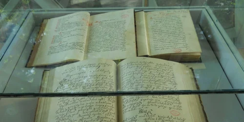 La Biblioteca VA Urechia sunt expuse documente rare