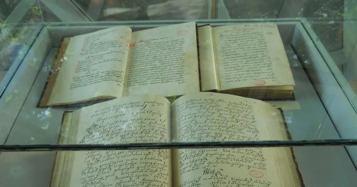 La Biblioteca VA Urechia sunt expuse documente rare