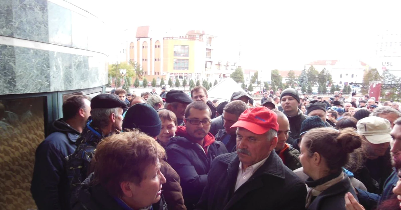 Sute de oameni au stat luni dimineaţă la intrarea în Primărie