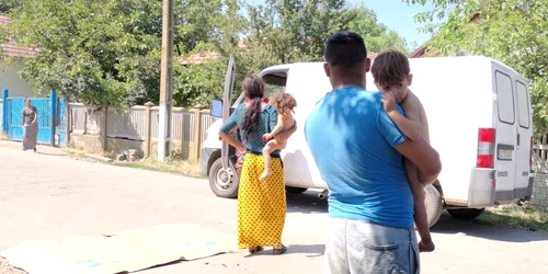 reportaj în Stoeneşti - în comunitatea de romi în care copiii sunt căsătoriţi la vârste fragede