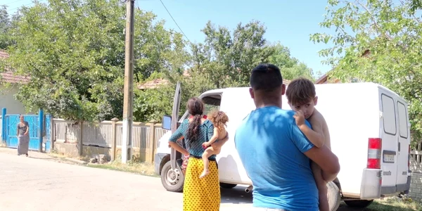 reportaj în Stoeneşti - în comunitatea de romi în care copiii sunt căsătoriţi la vârste fragede