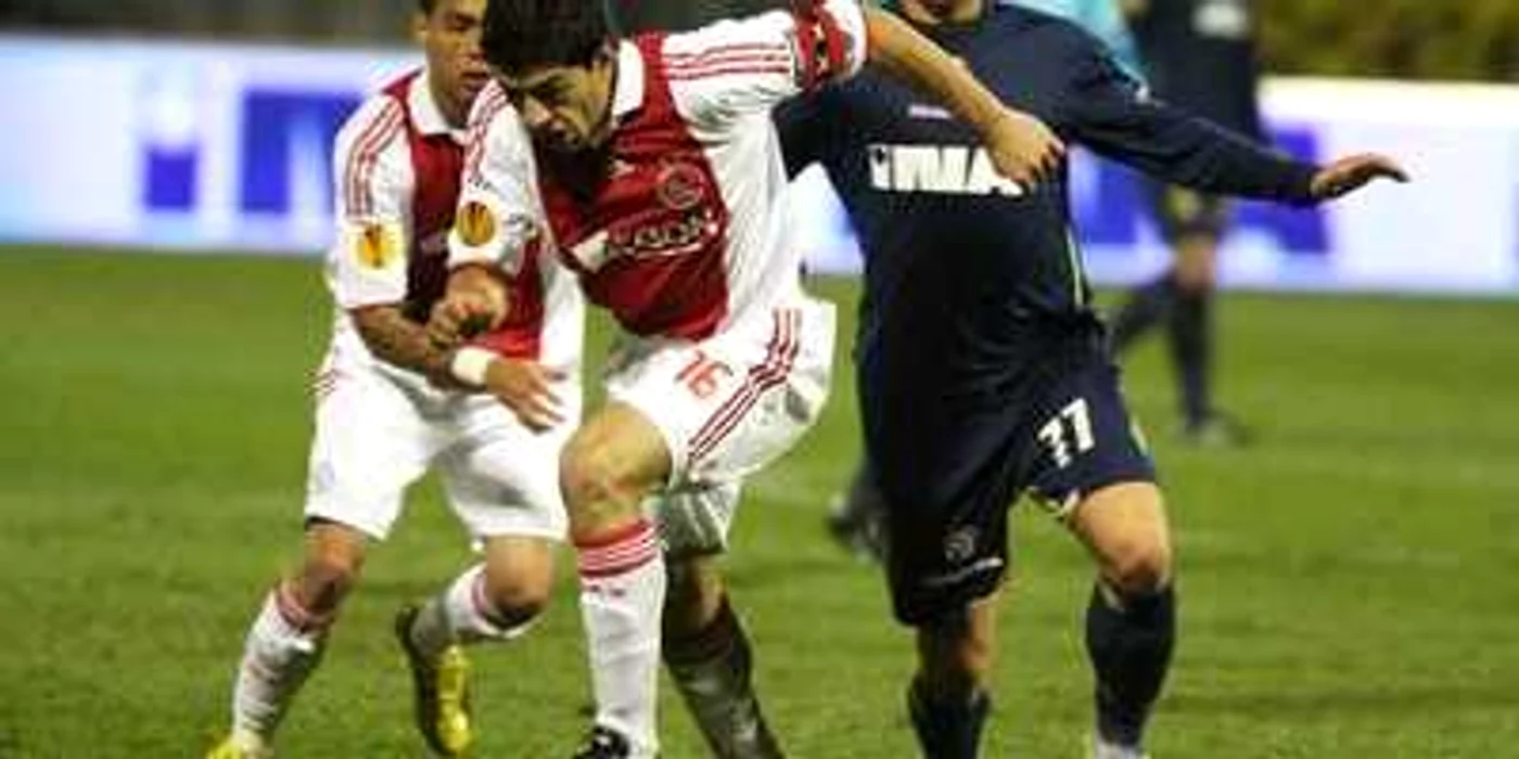 Dejan Lovren (dreapta), într-un duel cu Luis Suarez, de la Ajax, în Liga Europa