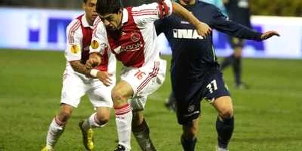 Dejan Lovren (dreapta), într-un duel cu Luis Suarez, de la Ajax, în Liga Europa
