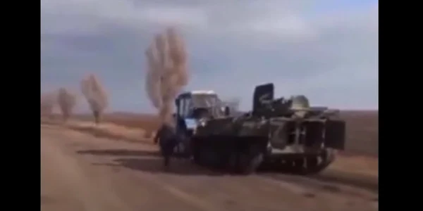 tanc rusesc furat si tractat cu un tractor foto captura video