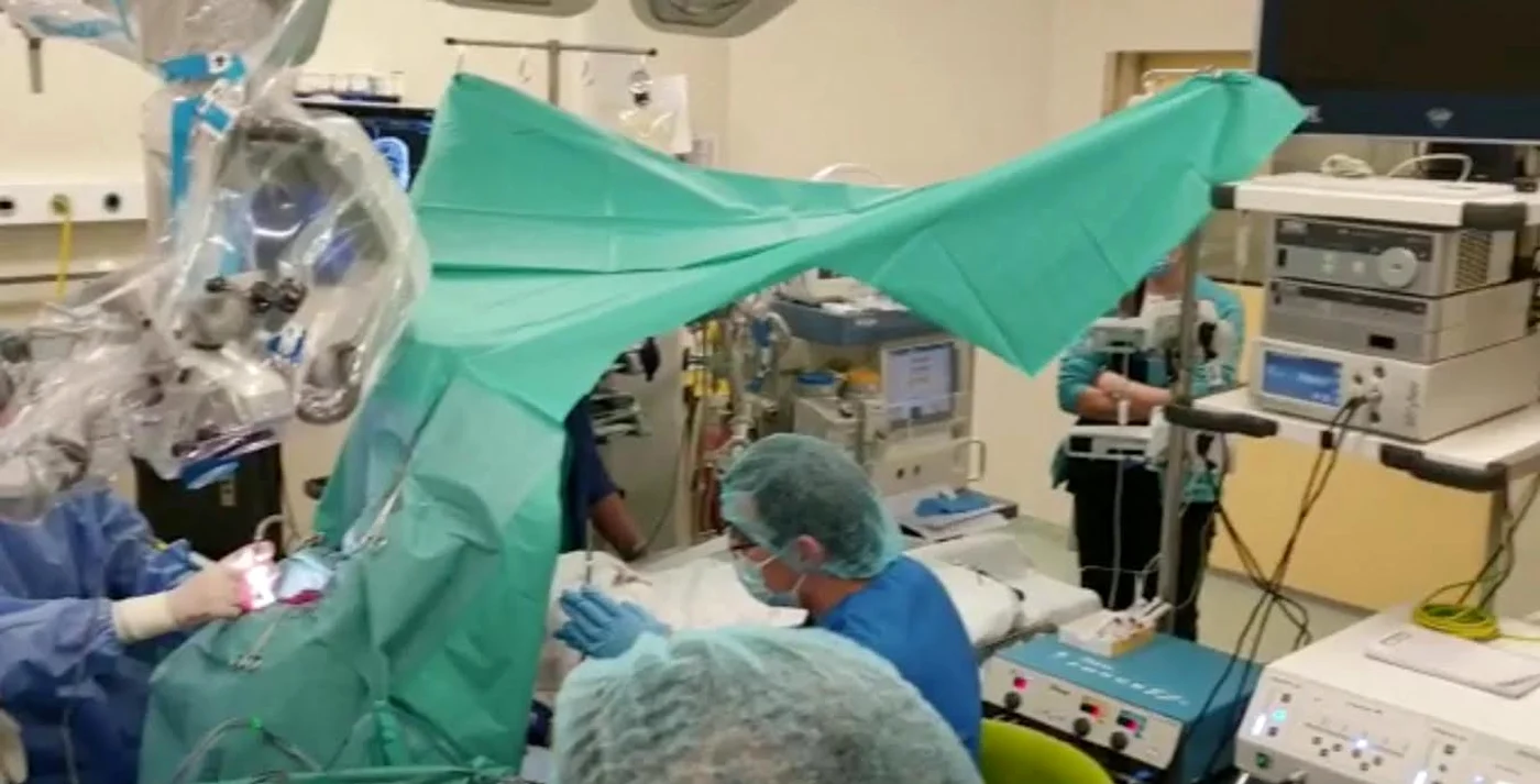 
    O parte a echipei de medici: dr. Ancuţa Negru (Neurochirurg),  dr. Sorin Târnoveanu (Şef Secţie Neurochirurgie), dr. Fofana  Sory (Neurochirurg), dr. Eugen Oleineac (Medic Specialist ATI)   