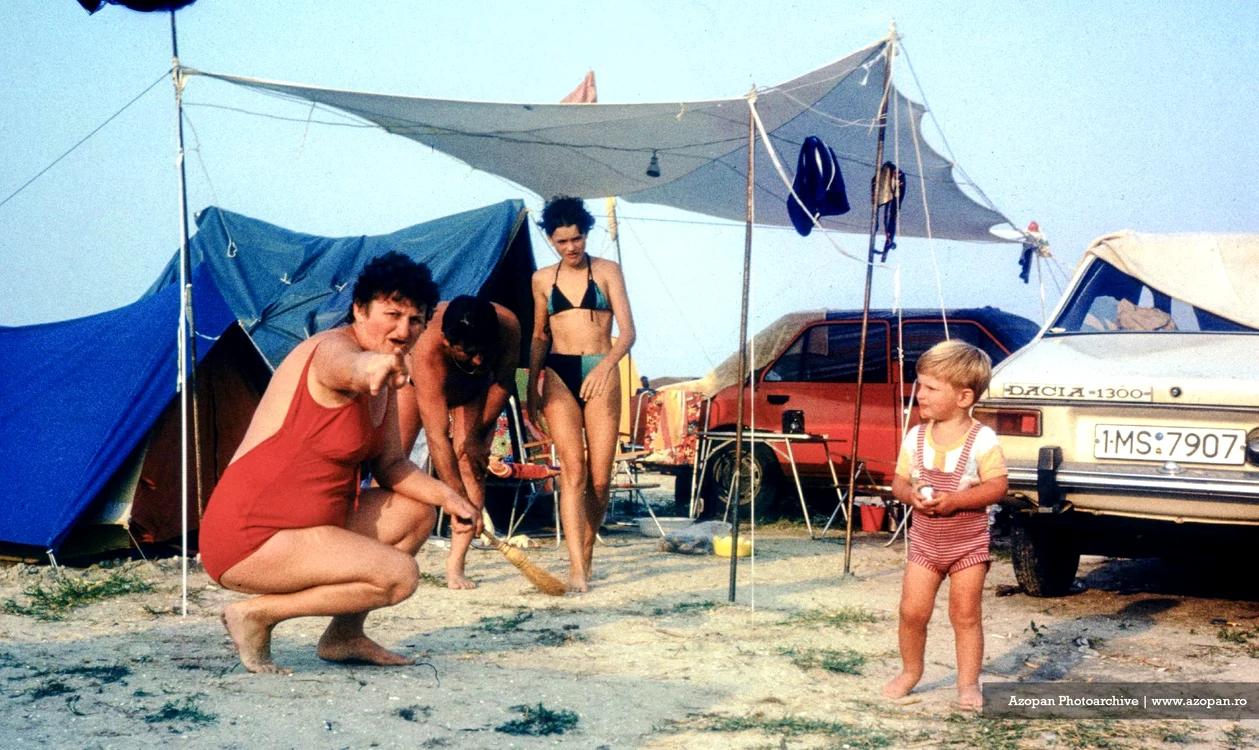 Concediu de odihnă al unei familii în Eforie, 1984. FOTO: Azopan