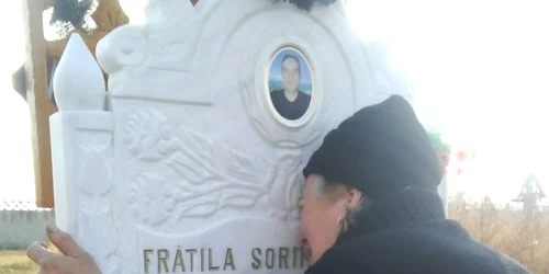 Mama tânărului care a decedat în spital a plâns toată dimineaţa la crucea fiului său. 