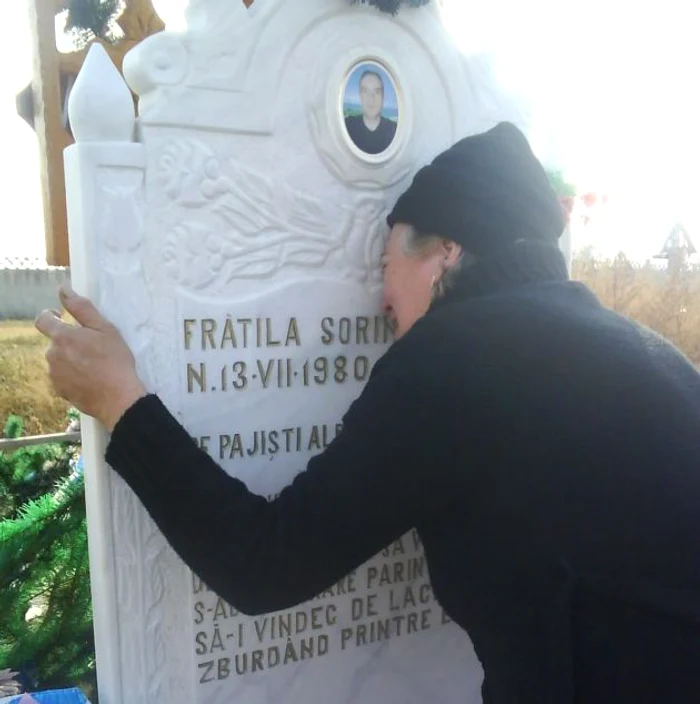 Mama tânărului care a decedat în spital a plâns toată dimineaţa la crucea fiului său. 