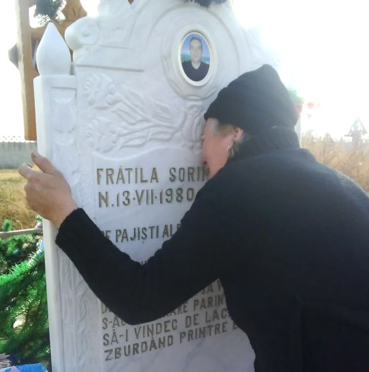 Mama tânărului care a decedat în spital a plâns toată dimineaţa la crucea fiului său. 
