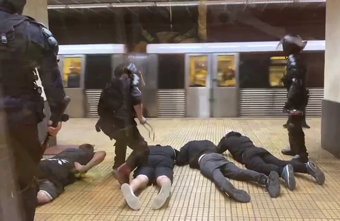 Jandarmii au intervenit în forță la metrou, vineri seara