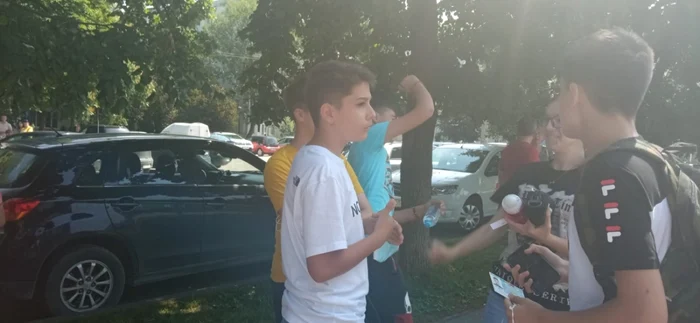 Emoţiile au luat sfârşit pentru candidaţii care au susţinut probele Evaluării Naţionale FOTO: Alina Mitran