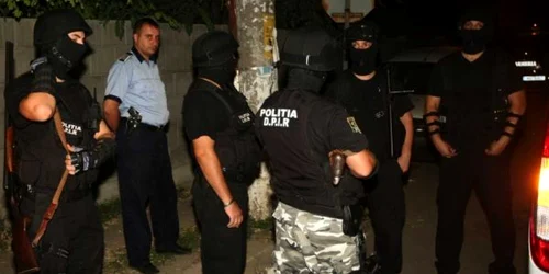 Mascaţii au descins în forţă la locuinţele suspecţilor Foto: arhivă 