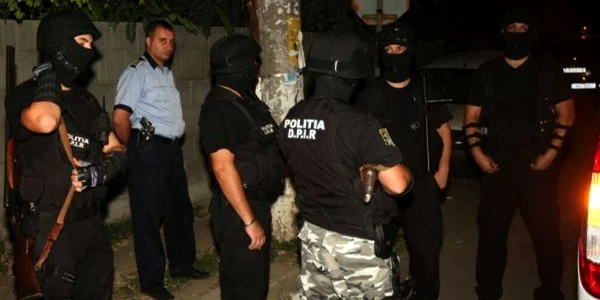 Mascaţii au descins în forţă la locuinţele suspecţilor Foto: arhivă 
