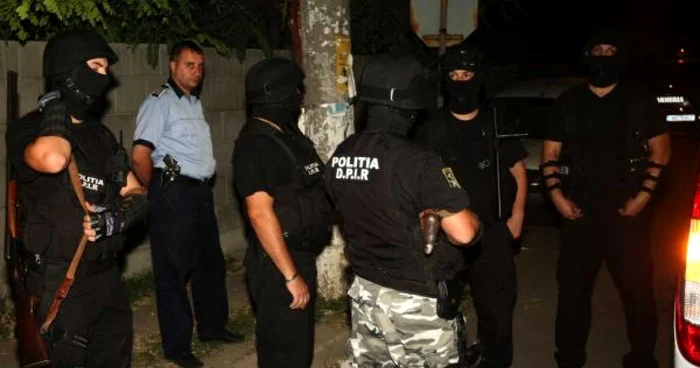 Mascaţii au descins în forţă la locuinţele suspecţilor Foto: arhivă