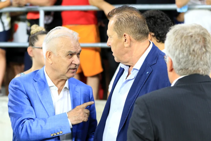 Anghel Iordănescu l-a atenționat în glumă pe Helmut DuckadamFoto: Marian Burlacu