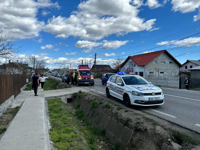 Motocicliștii au fost aruncați în șanț, dar au scăpat cu viață. FOTO C.S.