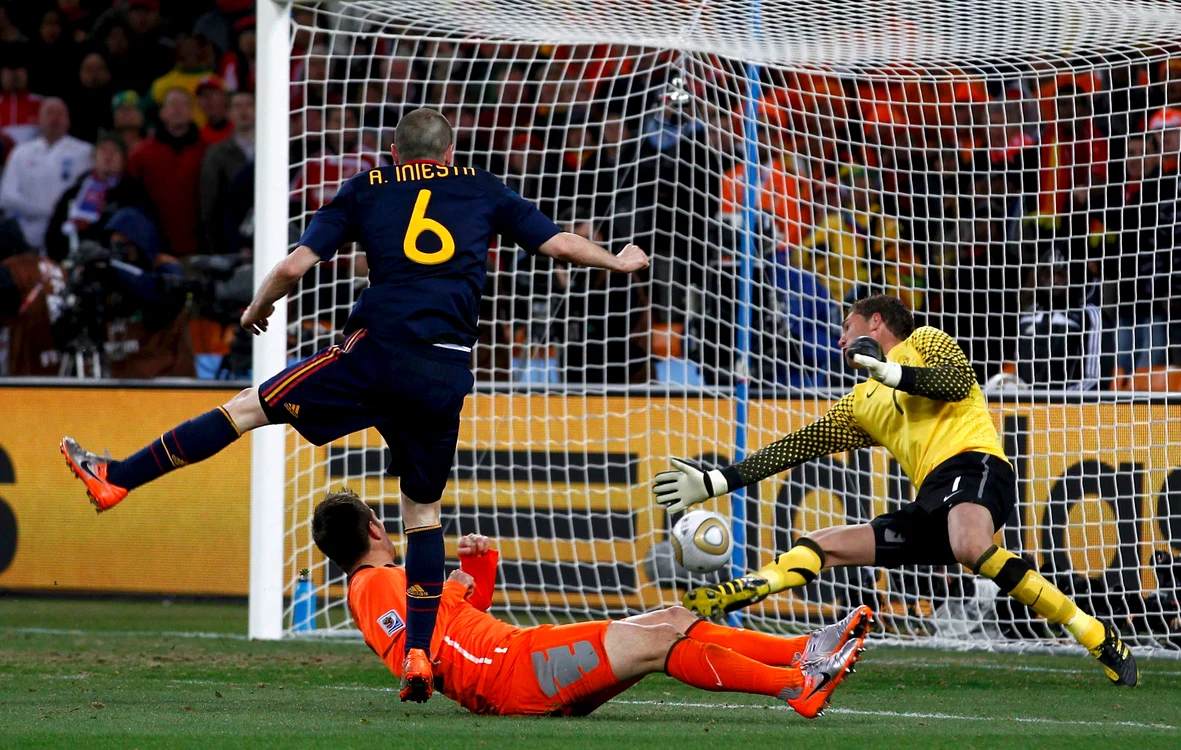 
    Goool Spania: Iniesta marchează după o pasă a lui Fàbregas, '116. (Reuters)  