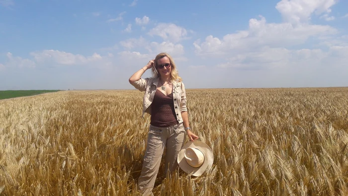 Patricia Pop nu ratează ocazia de a face fotografii în lanul de grâu
