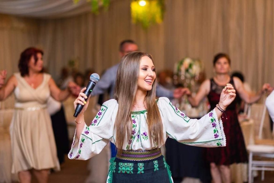 O cântăreață de muzică populară s-a răsturnat cu mașina, după ce a lovit un cap de pod. „Îi mulțumesc lui Dumnezeu”