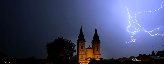 Imaginea Zilei / Un fulger se vede pe cerul orasului Lugoj judeţul Timiş în timpul unor manifestări meteorologice extreme FOTO Mediafax Foto / Gabriel Brezeanu / 23 mai 2019