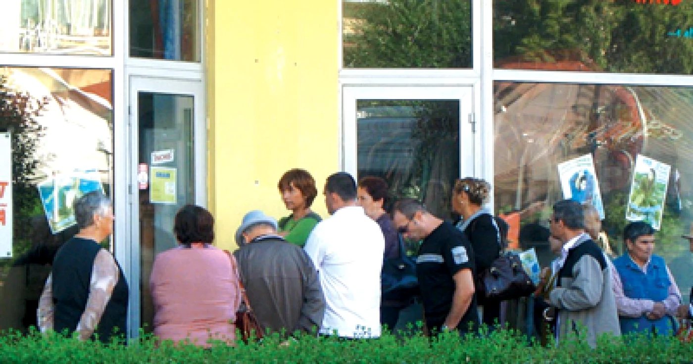 Hunedoara: Coadă la haine vechi, modă pe timp de criză