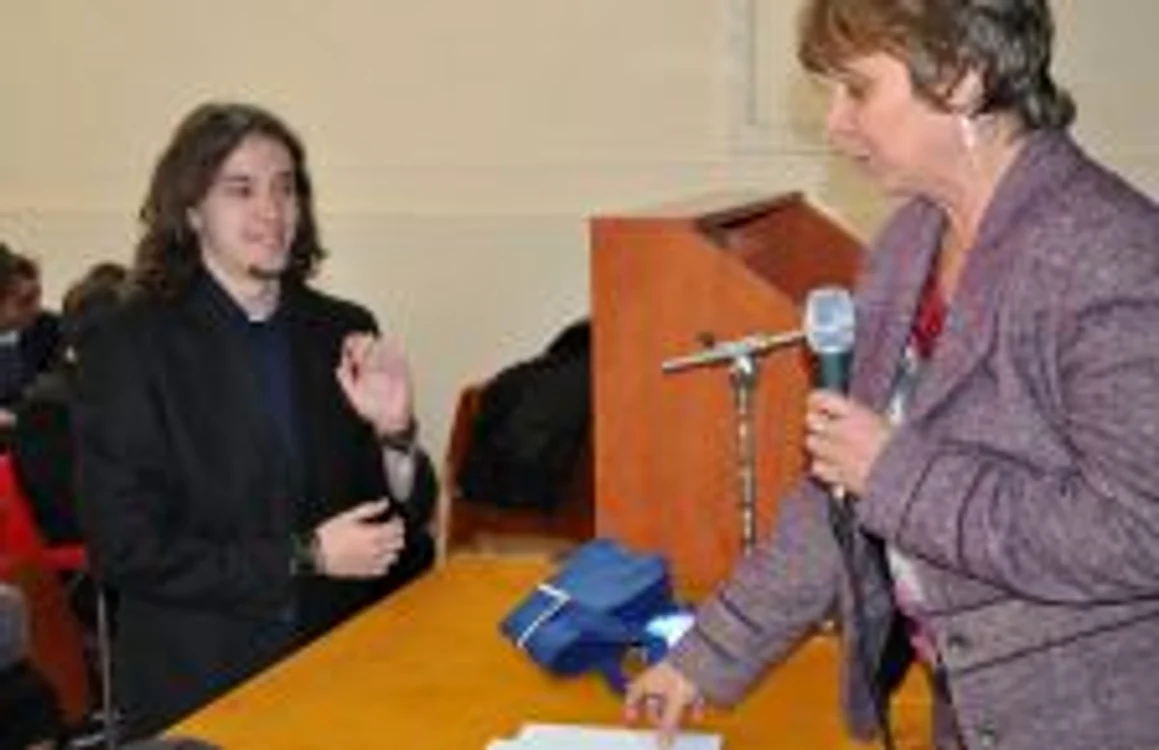Mihai Răcoreanu a primit 1.000 de lei chiar de la inspectorul de fizică. Foto: Bogdan Nistor