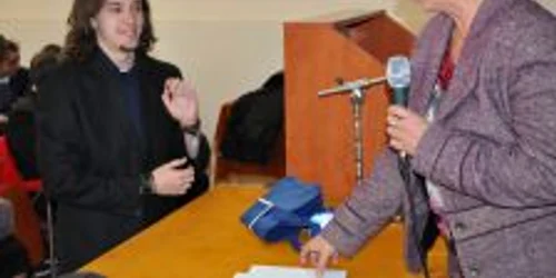 Mihai Răcoreanu a primit 1.000 de lei chiar de la inspectorul de fizică. Foto: Bogdan Nistor