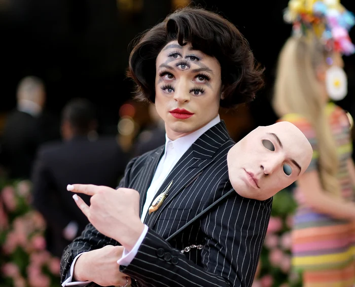 
    Actorul Ezra Miller (26 de ani) a avut un machiaj psihedelicfoto: Guliver/GettyImages  