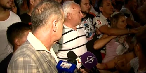 Gigi Becali si suporteri nemultumiti FOTO sport.ro