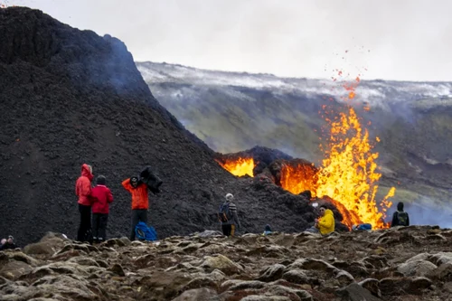 Islandezii au vizitat vulcanul Fagradalsfjall care a erupt în urmă cu câteva zile FOTO AFP 