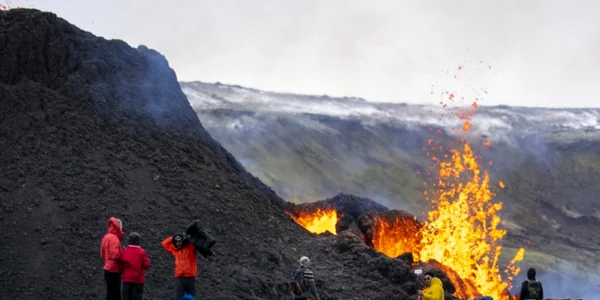 Islandezii au vizitat vulcanul Fagradalsfjall care a erupt în urmă cu câteva zile FOTO AFP 