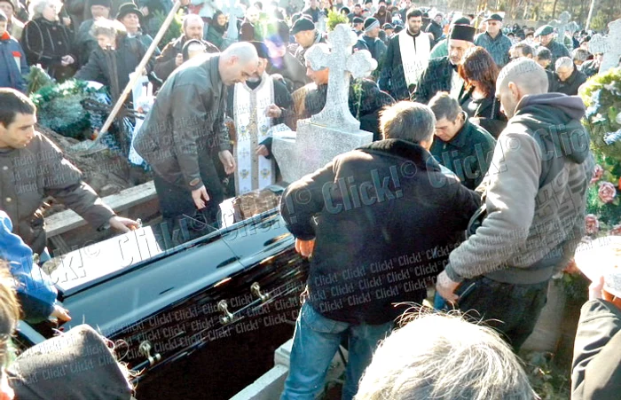 Înmormântarea a avut loc la Oneşti (fotografii: Olimpia Marcoci)