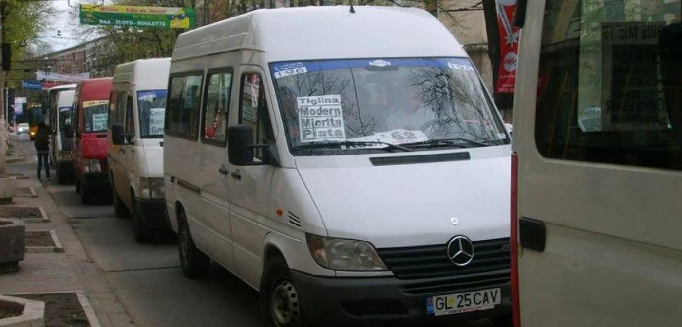 Greu de crezut că vom mai vedea asemenea imagini, cu microbuze înghesuite în staţii, după ce numărul lor a scăzut la jumătate