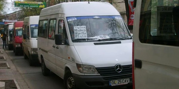Greu de crezut că vom mai vedea asemenea imagini, cu microbuze înghesuite în staţii, după ce numărul lor a scăzut la jumătate