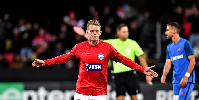 Kasper Kusk jubilează după o reușită în poarta FCSB. Foto EPA EFE