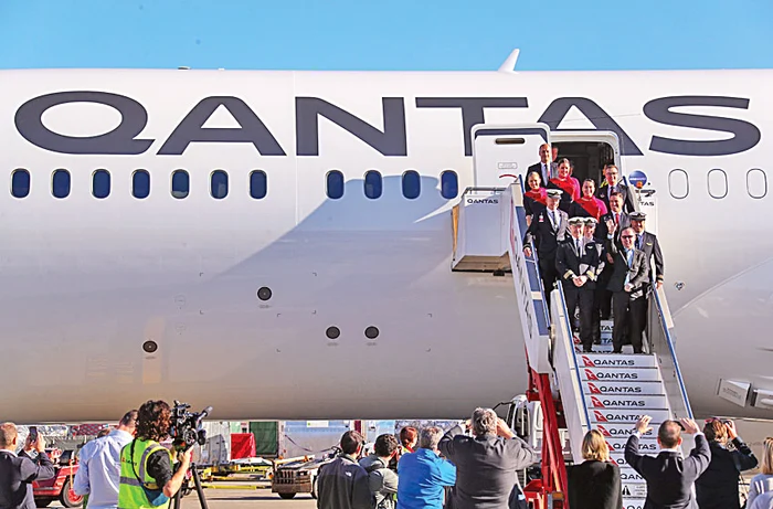 La ora 7.43 avionul  a aterizat la Sydney  şi mai avea combustibil  pentru încă 70 de minute în aer