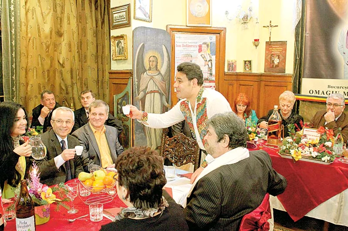 A dat mare petrecere marţi, de Sf. Ion. Artistul a cântat multe piese din repertoriul regretatului său tată