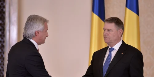 Preşedintele Klaus Iohannis îl felicită pe Eugen Orlando Teodorovici dupa depunerea jurământului de investitură în funcţia de ministru al Finanţelor Publice FOTO Mediafax / Alexandru Dobre