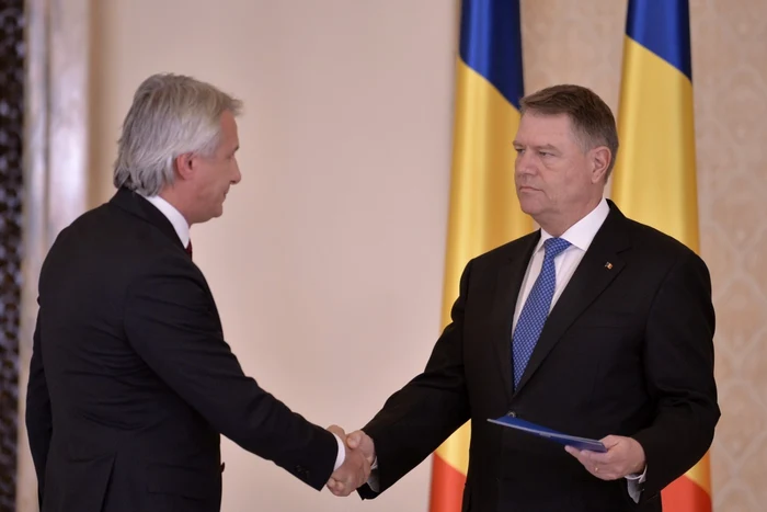 Preşedintele Klaus Iohannis îl felicită pe Eugen Orlando Teodorovici dupa depunerea jurământului de investitură în funcţia de ministru al Finanţelor Publice FOTO Mediafax / Alexandru Dobre