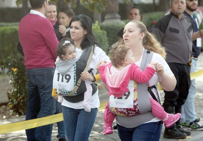 Unele mămici au alergat ţinându-şi copiii în marsupiu