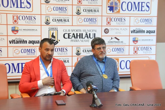 Directorul Anton Măzărianu și antrenorul Cristian Pustai FOTO Gelu Crăcană