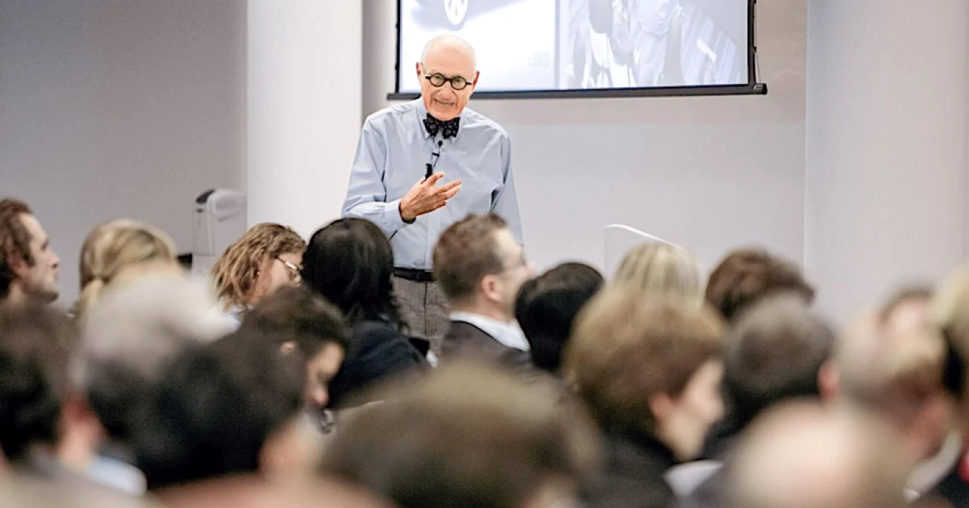 Wally Olins este cunoscut pentru brandingul unor ţări precum Polonia sau Portugalia