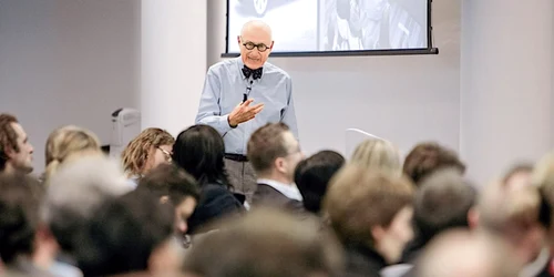 Wally Olins este cunoscut pentru brandingul unor ţări precum Polonia sau Portugalia