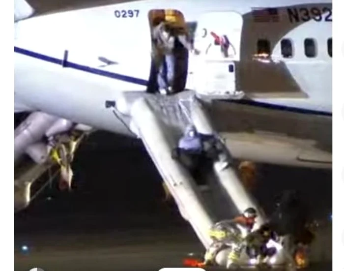 Pasagerii au fost evacuaţi din avion pe toboganele de urgenţă. FOTO: captură video