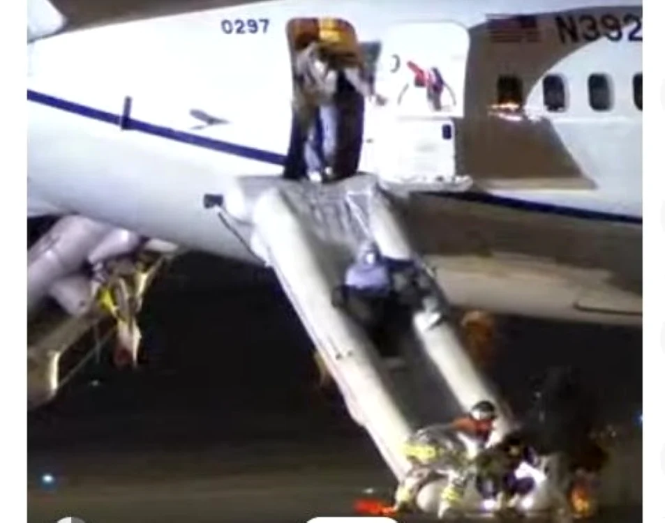 Pasagerii au fost evacuaţi din avion pe toboganele de urgenţă. FOTO: captură video