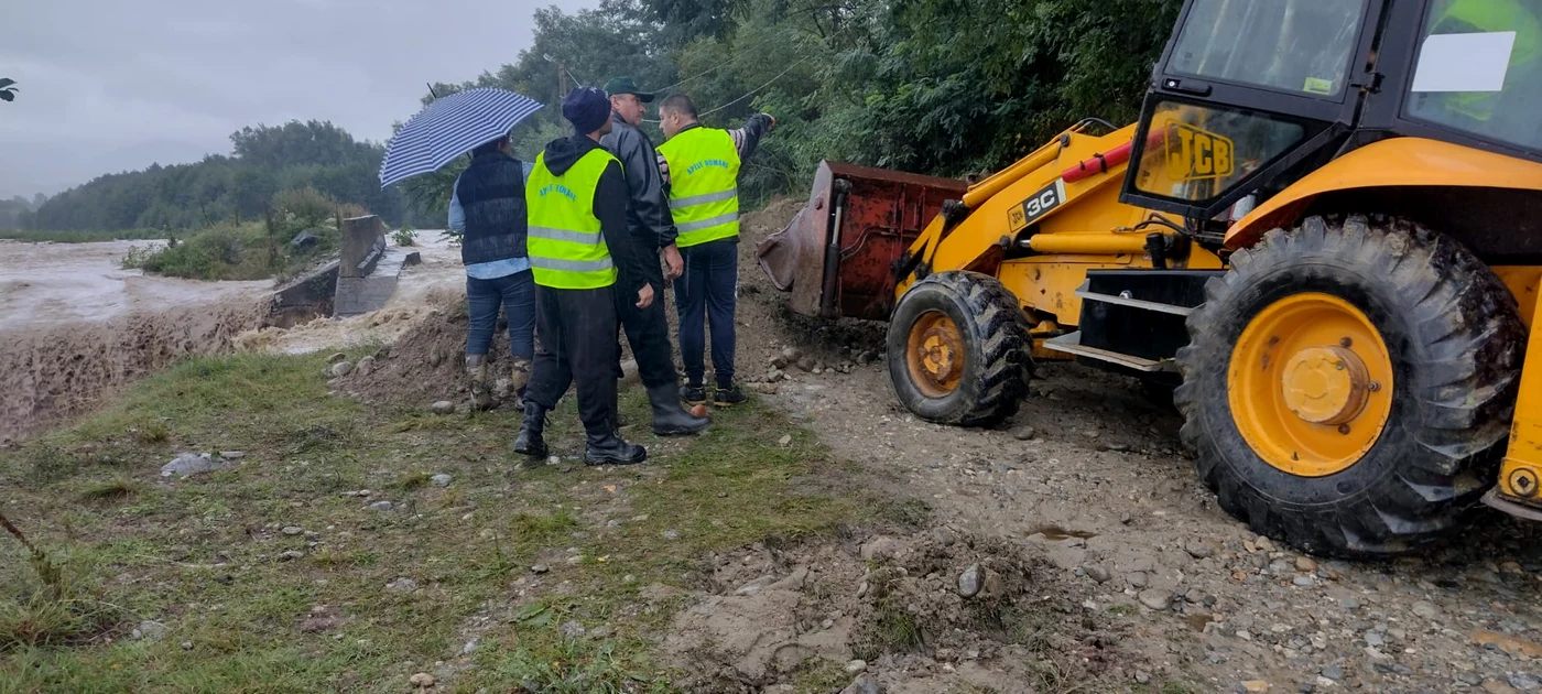Lucrătorii au consolidat digul de protecție FOTO Apele Române Jiu
