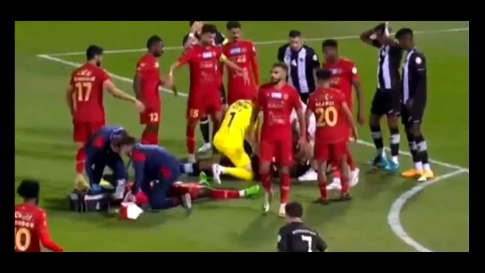 Florin Niță a intervenit imediat după ce jucătorul advers s-a prăbușit pe gazon. Captură TV 