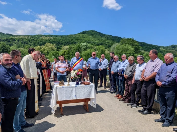 Oficialii prezenţi au ocupat tot podul FOTO: Facebook/CJ Argeş